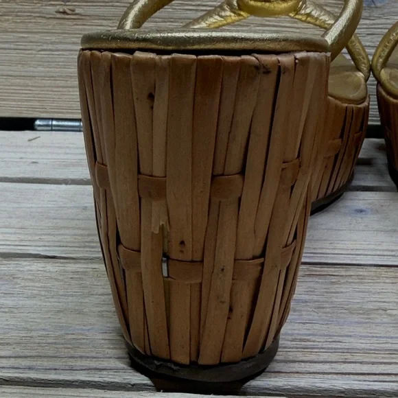 Kate Spade ♠️ Gold Leather Knot Rattan Bamboo Wedge Sandals Size 8M - Picture 9 of 12